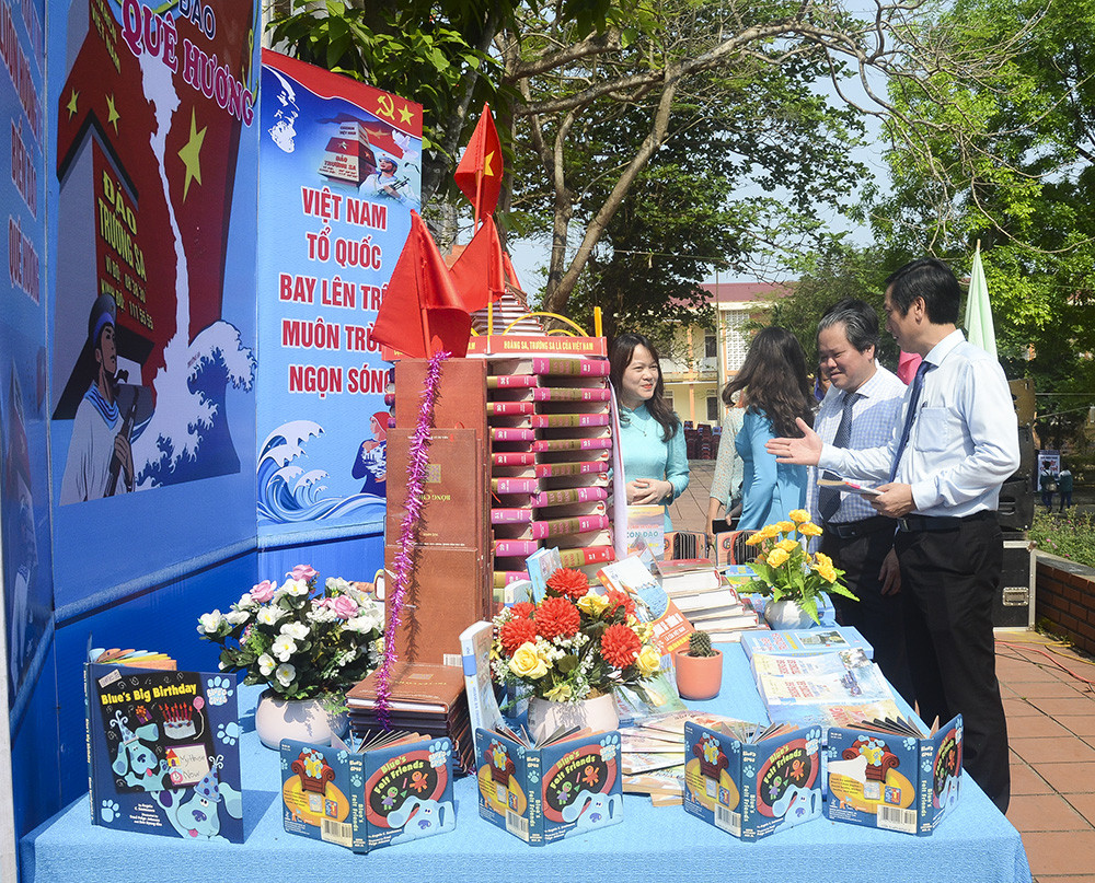 C&aacute;c m&ocirc; h&igrave;nh xếp s&aacute;ch nghệ thuật trưng b&agrave;y tại buổi khai mạc